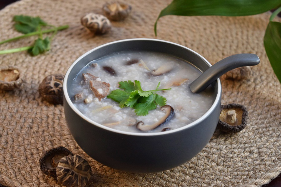 Tận dụng cơm nguội nấu món cháo nấm nóng hổi cho bữa sáng - Ảnh 6. Tận dụng cơm nguội nấu món cháo nấm nóng hổi cho bữa sáng - Ảnh 6.