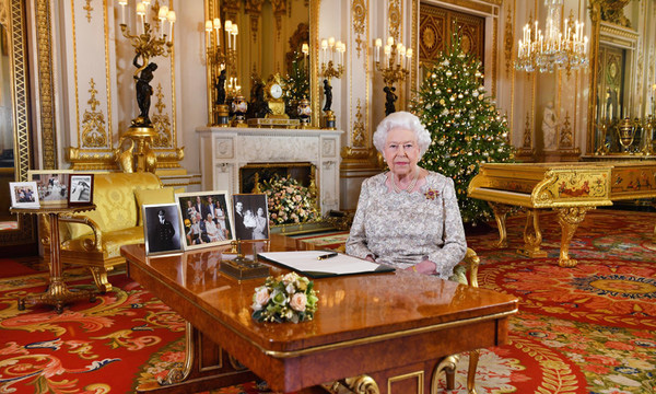 Nữ hoàng Anh gửi thông điệp Giáng sinh 2019, vợ chồng Meghan Markle bị hắt hủi không thương tiếc với chi tiết đầy phũ phàng - Ảnh 2.