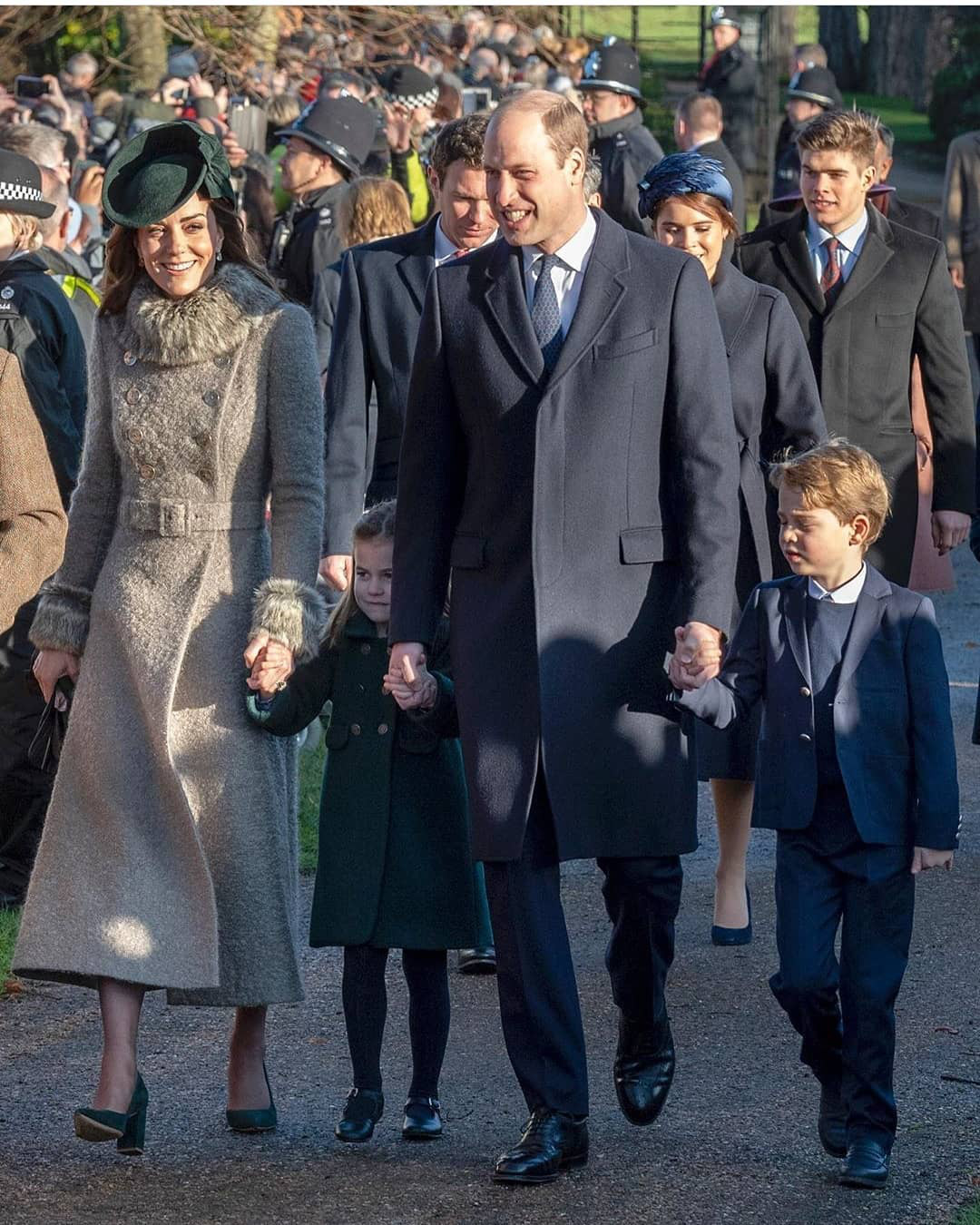 Công nương Kate Middleton &quot;chiếm sóng&quot; của chồng con khi diện trang phục khác biệt, nhưng hóa ra lại có chi tiết vô cùng tinh tế - Ảnh 2.
