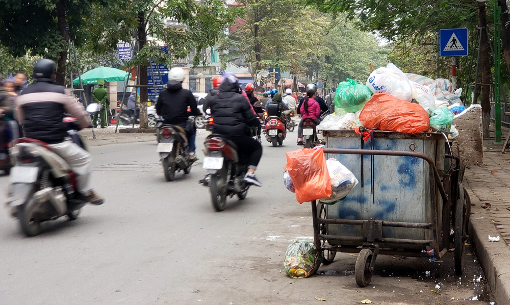 Choáng trước cảnh phố phường Thủ đô ngập rác sau khi dân chặn xe vào bãi rác Nam Sơn - Ảnh 3.