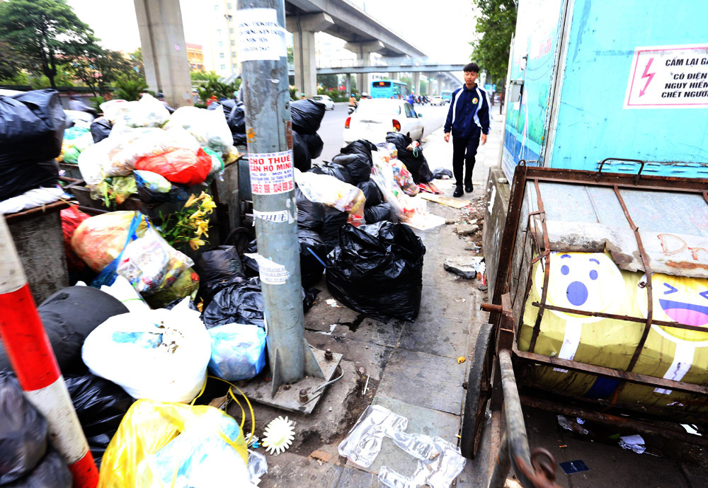 Choáng trước cảnh phố phường Thủ đô ngập rác sau khi dân chặn xe vào bãi rác Nam Sơn - Ảnh 4.
