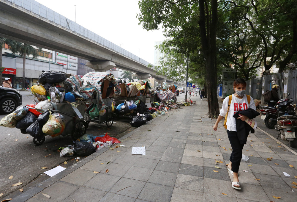 Choáng trước cảnh phố phường Thủ đô ngập rác sau khi dân chặn xe vào bãi rác Nam Sơn - Ảnh 7.
