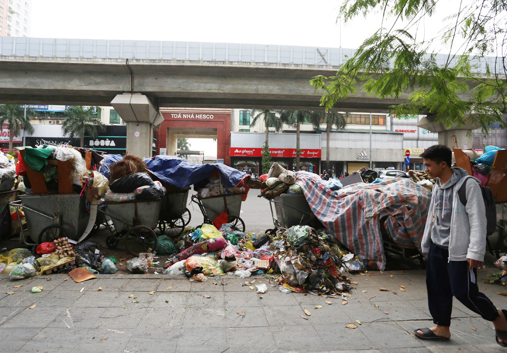 Choáng trước cảnh phố phường Thủ đô ngập rác sau khi dân chặn xe vào bãi rác Nam Sơn - Ảnh 2.