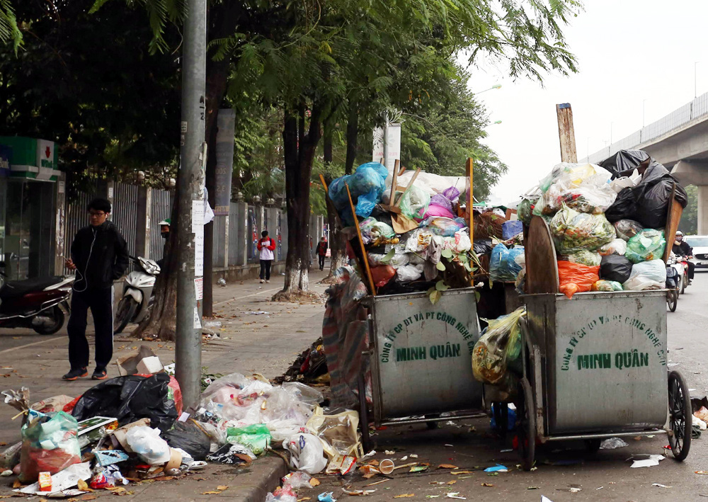 Choáng trước cảnh phố phường Thủ đô ngập rác sau khi dân chặn xe vào bãi rác Nam Sơn - Ảnh 8.