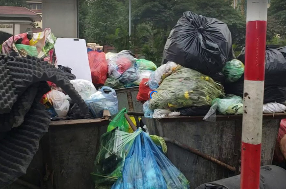 Choáng trước cảnh phố phường Thủ đô ngập rác sau khi dân chặn xe vào bãi rác Nam Sơn - Ảnh 9.