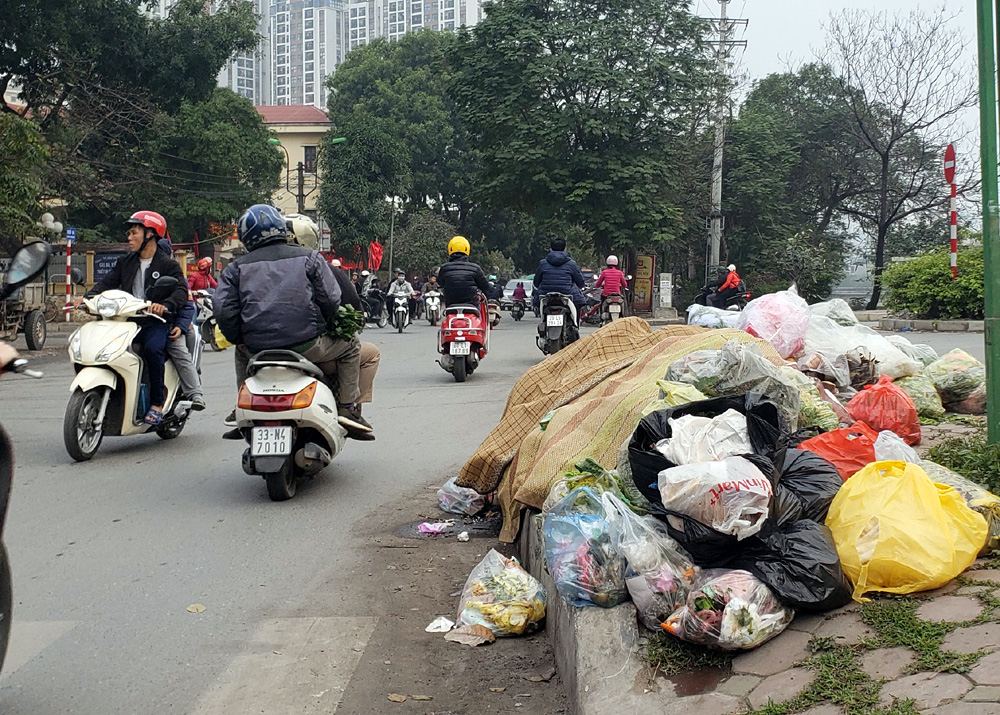 Choáng trước cảnh phố phường Thủ đô ngập rác sau khi dân chặn xe vào bãi rác Nam Sơn - Ảnh 10.