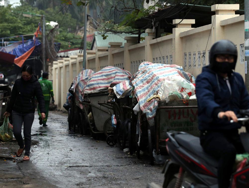 Choáng trước cảnh phố phường Thủ đô ngập rác sau khi dân chặn xe vào bãi rác Nam Sơn - Ảnh 11.