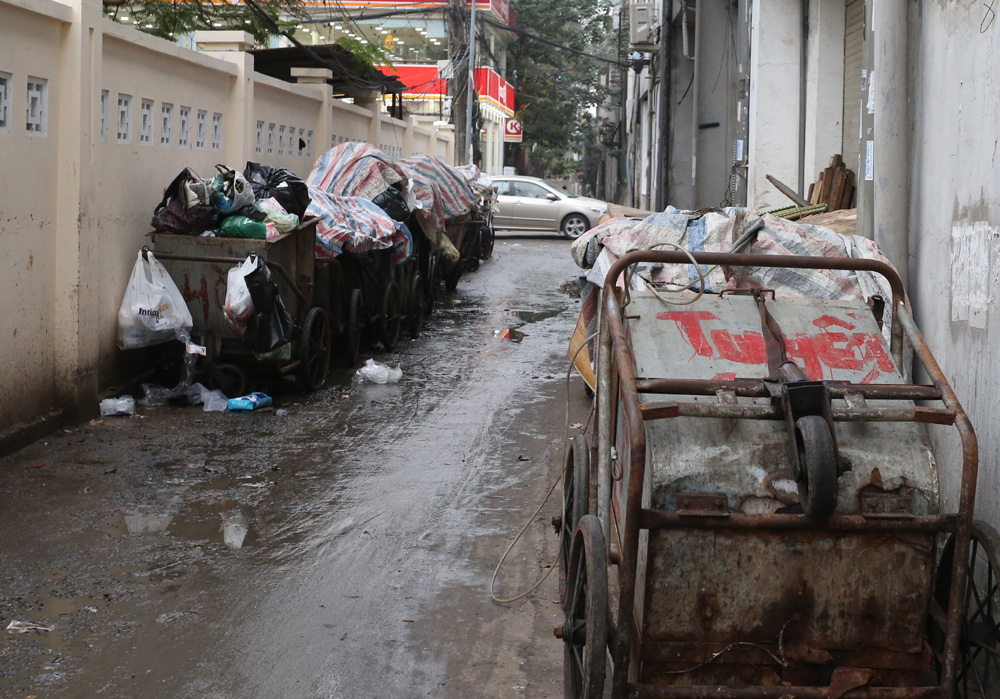 Choáng trước cảnh phố phường Thủ đô ngập rác sau khi dân chặn xe vào bãi rác Nam Sơn - Ảnh 12.