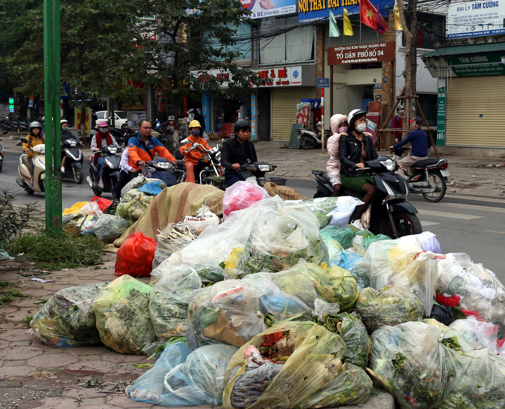 Choáng trước cảnh phố phường Thủ đô ngập rác sau khi dân chặn xe vào bãi rác Nam Sơn - Ảnh 13.