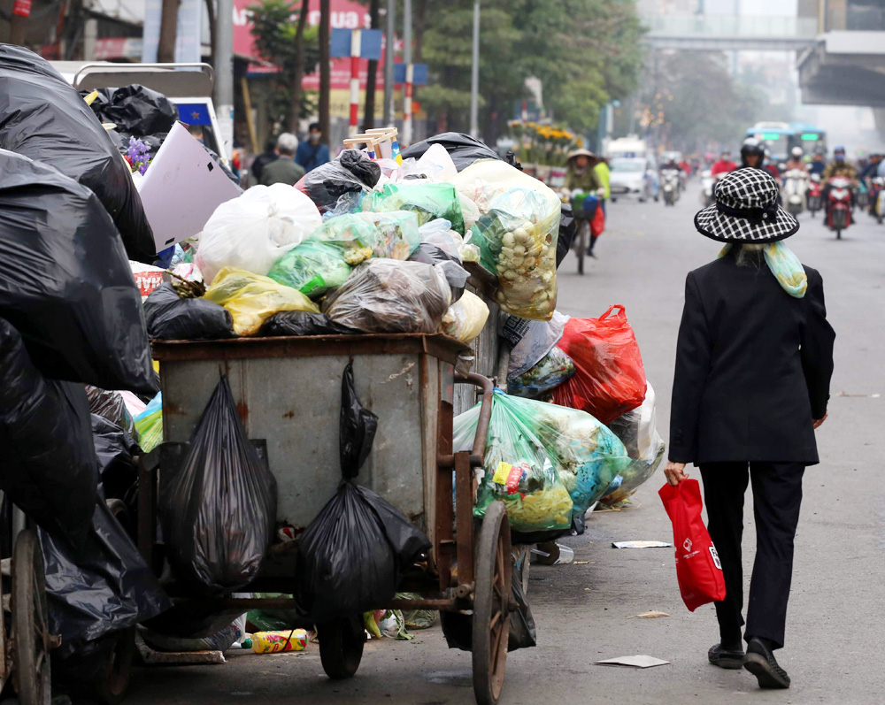 Choáng trước cảnh phố phường Thủ đô ngập rác sau khi dân chặn xe vào bãi rác Nam Sơn - Ảnh 14.