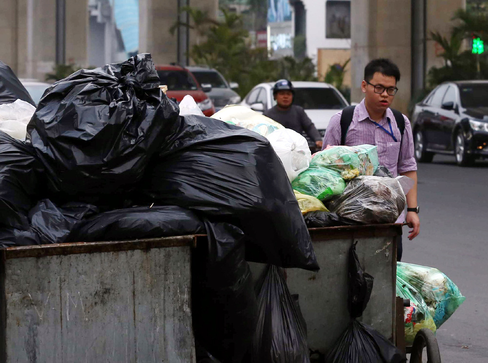 Choáng trước cảnh phố phường Thủ đô ngập rác sau khi dân chặn xe vào bãi rác Nam Sơn - Ảnh 15.