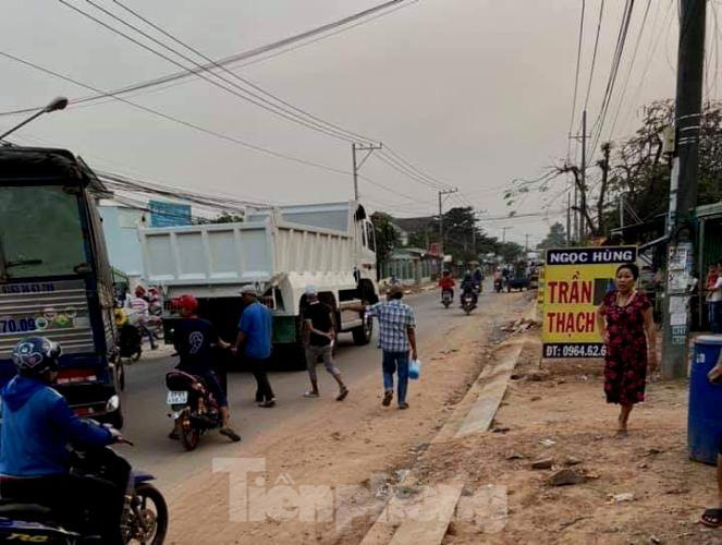 Xe ben mới mua chưa biển số cán chết người trên đường về nhà - Ảnh 1. Xe ben mới mua chưa biển số cán chết người trên đường về nhà - Ảnh 1.