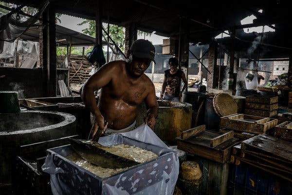 Hành trình rác thải nhựa từ Mỹ đến làng quê nghèo ở Indonesia và sản xuất ra món đậu phụ chưa hóa chất gây chết người - Ảnh 1.