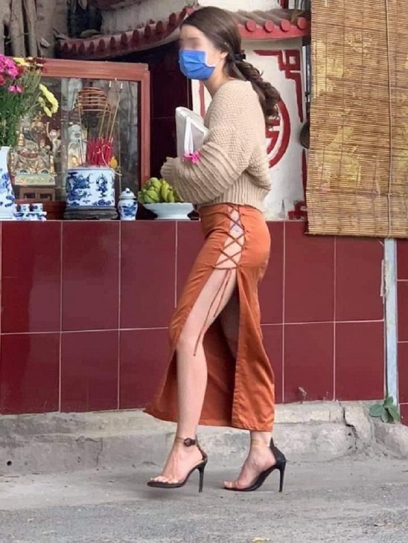 Mốt váy xẻ hông cao của hot girl Việt