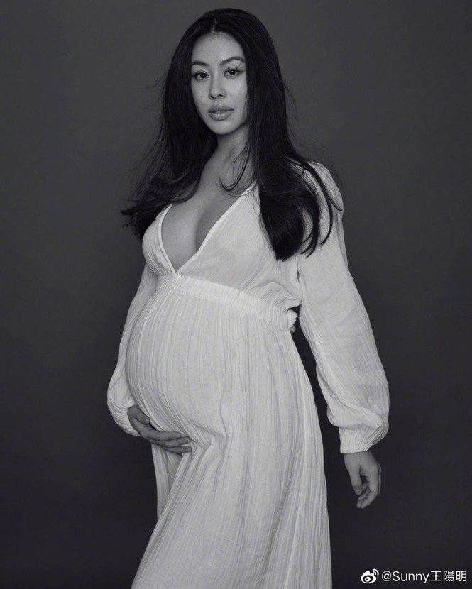 Mỹ nhân Đài Loan bầu ‘vượt mặt’ mà vẫn chịu khó 'cởi' khoe body sexy - Ảnh 7. Mỹ nhân Đài Loan bầu ‘vượt mặt’ mà vẫn chịu khó 'cởi' khoe body sexy - Ảnh 7.