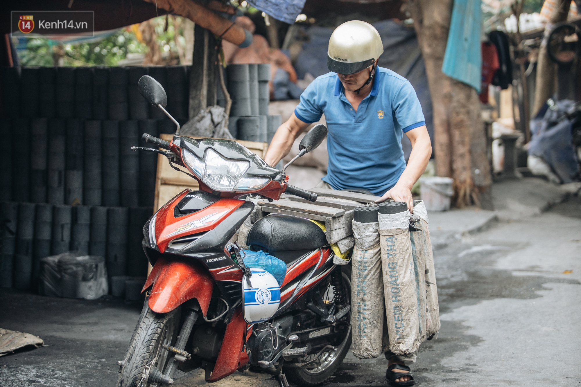 Các cơ sở sản xuất than tổ ong lặng lẽ trước lệnh khai tử: Xóa bếp tổ ong là giữ gìn sức khoẻ, là cứu tất cả mọi người - Ảnh 10.