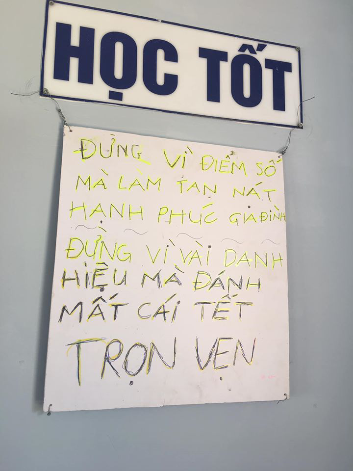 Biết sắp họp phụ huynh, học sinh viết “tâm thư” treo lên tường ...