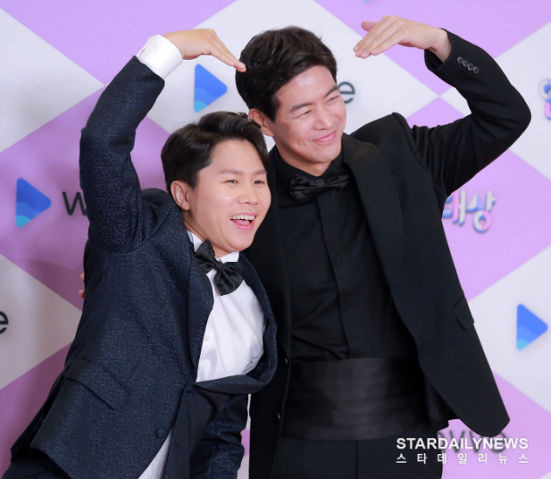 Thảm đỏ "hot" SBS Entertainment Awards 2019: "Biệt đội" Running Man chiếm trọn sự chú ý nhưng Somin lại tiếp tục bị chỉ trích "làm lố" - Ảnh 3. Thảm đỏ "hot" SBS Entertainment Awards 2019: "Biệt đội" Running Man chiếm trọn sự chú ý nhưng Somin lại tiếp tục bị chỉ trích "làm lố" - Ảnh 3.