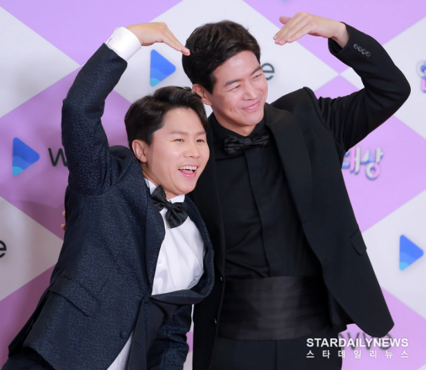 Thảm đỏ &quot;hot&quot; SBS Entertainment Awards 2019: &quot;Biệt đội&quot; Running Man chiếm trọn sự chú ý nhưng Somin lại tiếp tục bị chỉ trích &quot;làm lố&quot; - Ảnh 3.