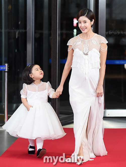 Thảm đỏ "hot" SBS Entertainment Awards 2019: "Biệt đội" Running Man chiếm trọn sự chú ý nhưng Somin lại tiếp tục bị chỉ trích "làm lố" - Ảnh 6. Thảm đỏ "hot" SBS Entertainment Awards 2019: "Biệt đội" Running Man chiếm trọn sự chú ý nhưng Somin lại tiếp tục bị chỉ trích "làm lố" - Ảnh 6.