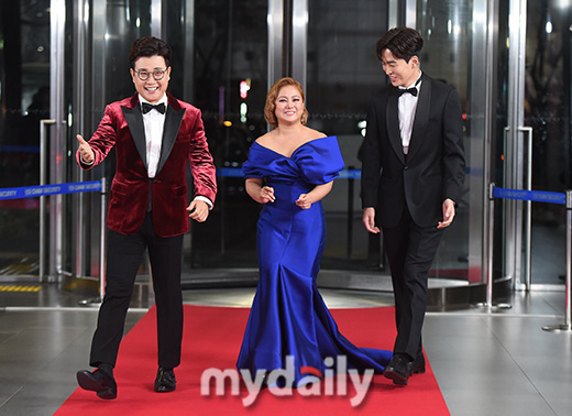 Thảm đỏ "hot" SBS Entertainment Awards 2019: "Biệt đội" Running Man chiếm trọn sự chú ý nhưng Somin lại tiếp tục bị chỉ trích "làm lố" - Ảnh 7. Thảm đỏ "hot" SBS Entertainment Awards 2019: "Biệt đội" Running Man chiếm trọn sự chú ý nhưng Somin lại tiếp tục bị chỉ trích "làm lố" - Ảnh 7.