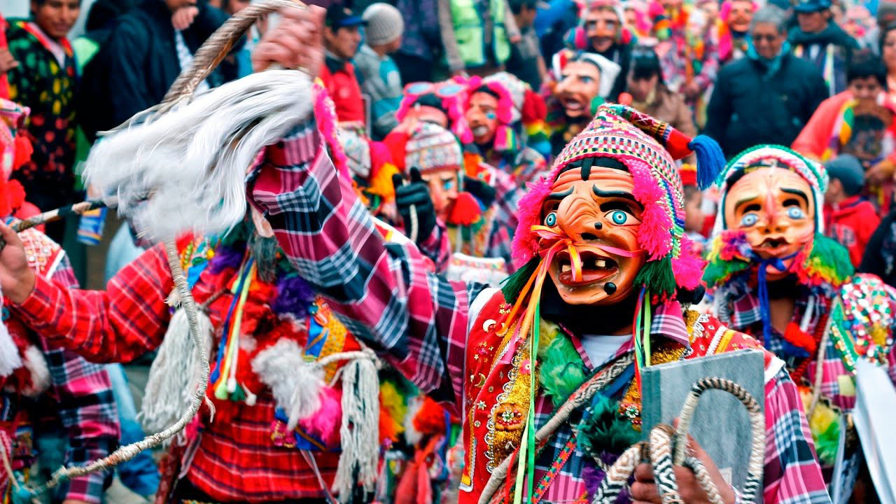 Người dân Peru đánh nhau tay bo để chào năm mới, bõ tức lại ôm nhau làm hòa - Ảnh 1.