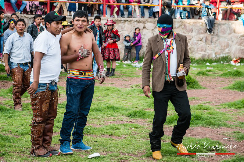 Người dân Peru đánh nhau tay bo để chào năm mới, bõ tức lại ôm nhau làm hòa - Ảnh 7.