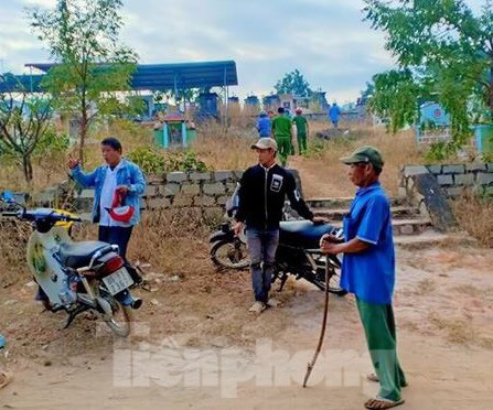 Đi thăm mộ, t&aacute; hỏa ph&aacute;t hiện thi thể đang ph&acirc;n hủy - Ảnh 1.