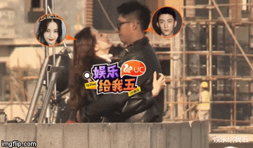 Lộ cảnh Địch Lệ Nhiệt Ba ôm hôn Hoàng Cảnh Du trên phim trường, fan còn đợi gì mà chưa đẩy thuyền - Ảnh 1.