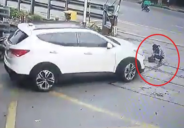 Nữ nhân viên gác chắn bị ô tô tông gãy chân khi đang làm việc - Ảnh 2. Nữ nhân viên gác chắn bị ô tô tông gãy chân khi đang làm việc - Ảnh 2.