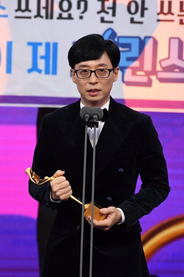 Hậu lùm xùm quấy rối tình dục, Yoo Jae Suk bất ngờ nhắc đến Sulli - Goo Hara khi chiến thắng giải thưởng lớn - Ảnh 2.