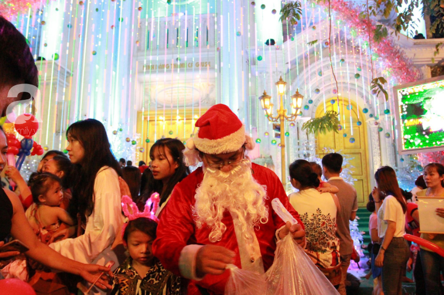 Người dân rộn ràng đón Giáng sinh tại các khu trung tâm và nhà thờ lớn - Ảnh 15.