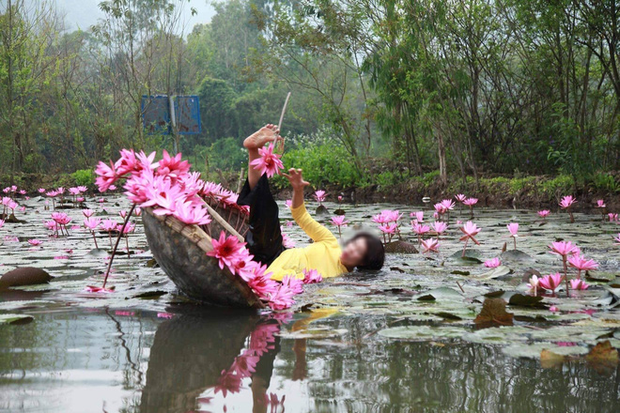 Mặc áo dài chèo thuyền chụp hoa súng và những cú ngã lộn nhào của cánh chị em khiến dân mạng &quot;dở khóc, dở cười&quot; - Ảnh 1.