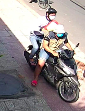 Tranh thủ lúc shipper lơ đễnh, đạo chích nhanh chóng "thó" mất kiện hàng mà chẳng cần biết mình trộm thứ gì - Ảnh 3. Tranh thủ lúc shipper lơ đễnh, đạo chích nhanh chóng "thó" mất kiện hàng mà chẳng cần biết mình trộm thứ gì - Ảnh 3.