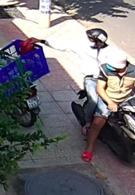 Tranh thủ lúc shipper lơ đễnh, đạo chích nhanh chóng "thó" mất kiện hàng mà chẳng cần biết mình trộm thứ gì - Ảnh 2. Tranh thủ lúc shipper lơ đễnh, đạo chích nhanh chóng "thó" mất kiện hàng mà chẳng cần biết mình trộm thứ gì - Ảnh 2.