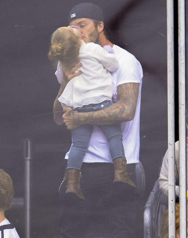 Những lần David Beckham bị chỉ trích vì hôn môi con gái, nhưng cách anh đáp trả khiến nhiều người phải suy nghĩ - Ảnh 7.