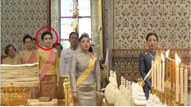 Tiết lộ khoảnh khắc bất thường của Hoàng quý phi Thái Lan trước khi bị phế truất, minh chứng cho việc &quot;tranh sủng&quot; với Hoàng hậu là có thật - Ảnh 2.