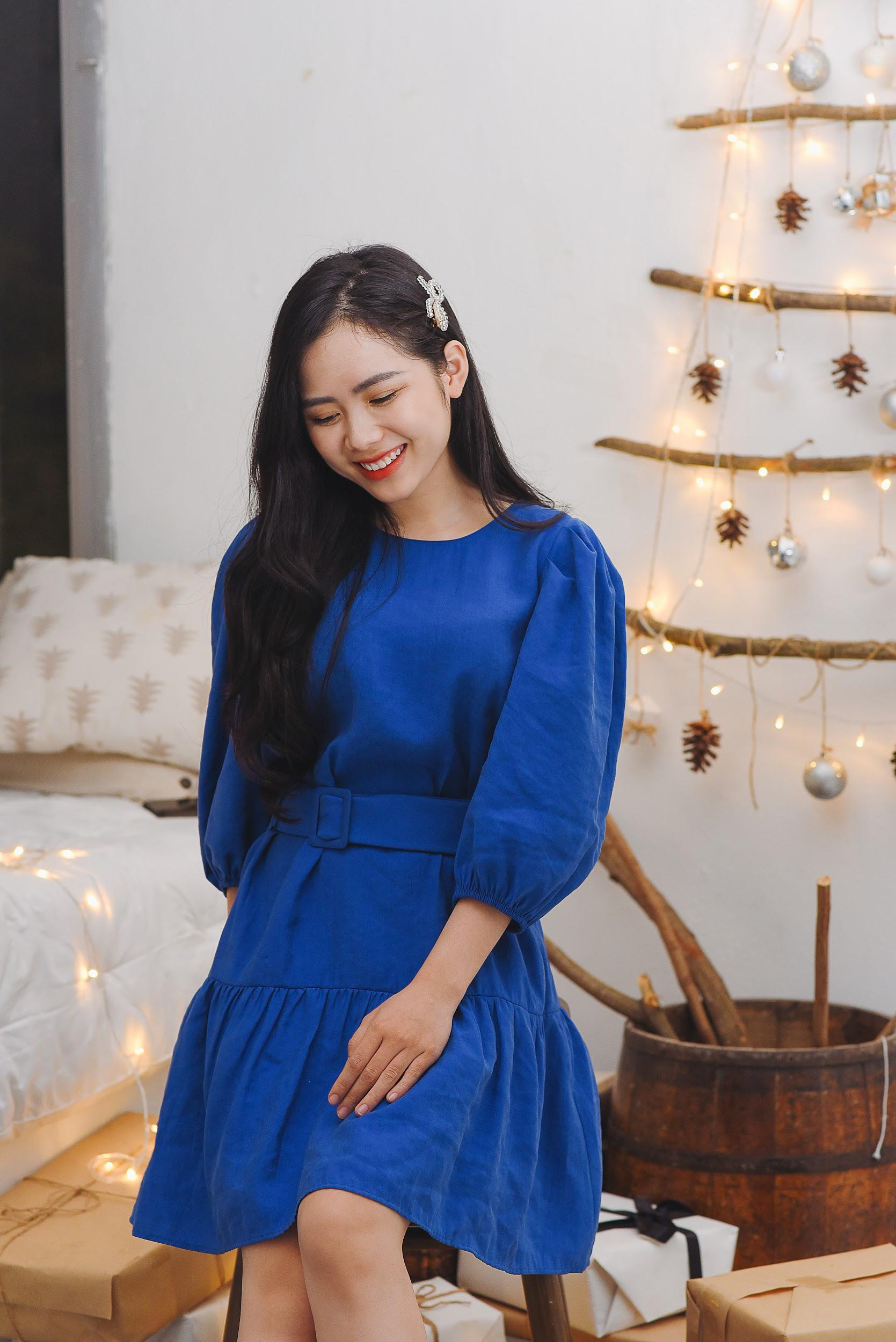 Tạm quên sắc đỏ đen huyền thoại, hãy chiếm spotlight tiệc tất niên năm nay bằng màu xanh cổ điển - Ảnh 2.