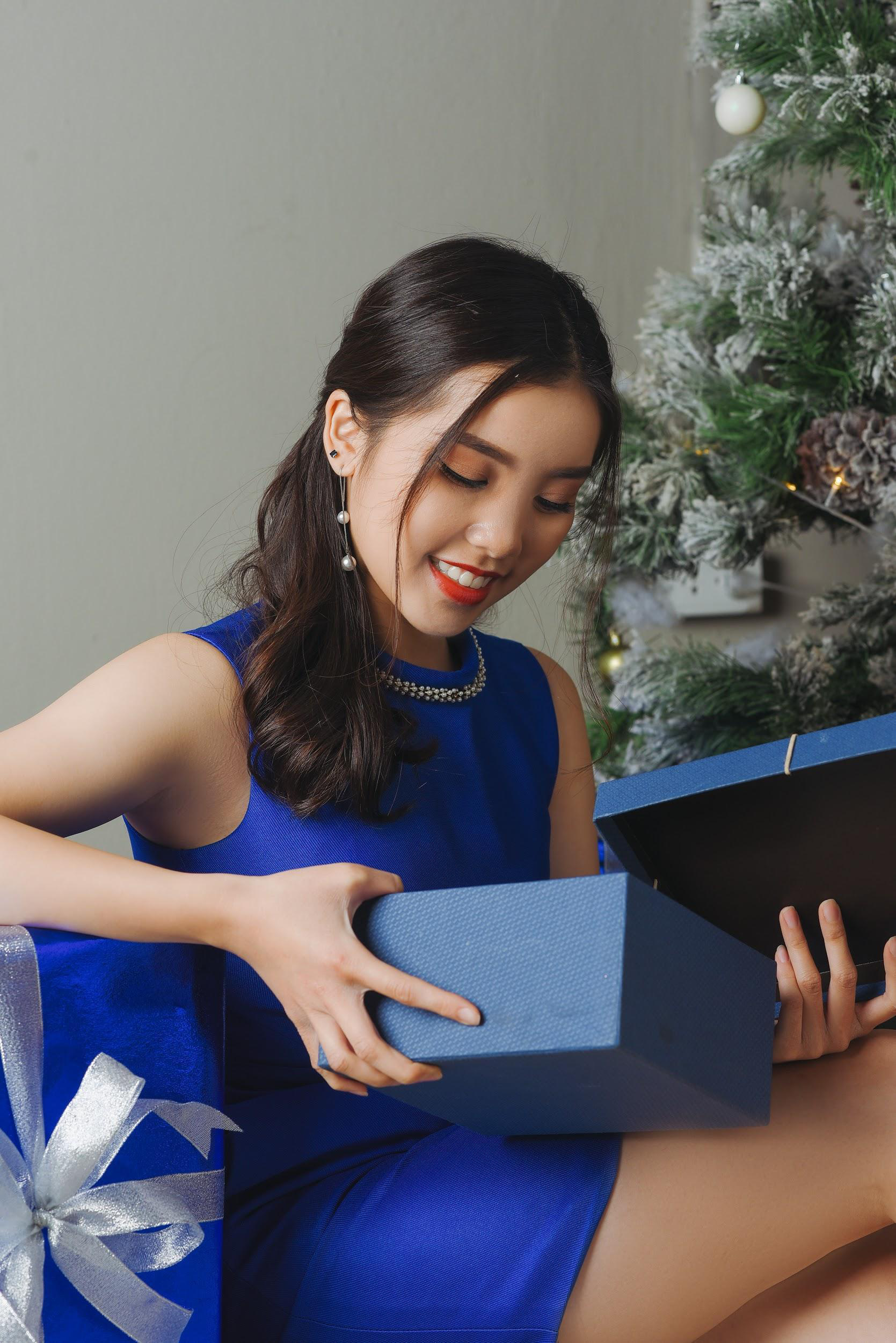 Tạm quên sắc đỏ đen huyền thoại, hãy chiếm spotlight tiệc tất niên năm nay bằng màu xanh cổ điển - Ảnh 5.