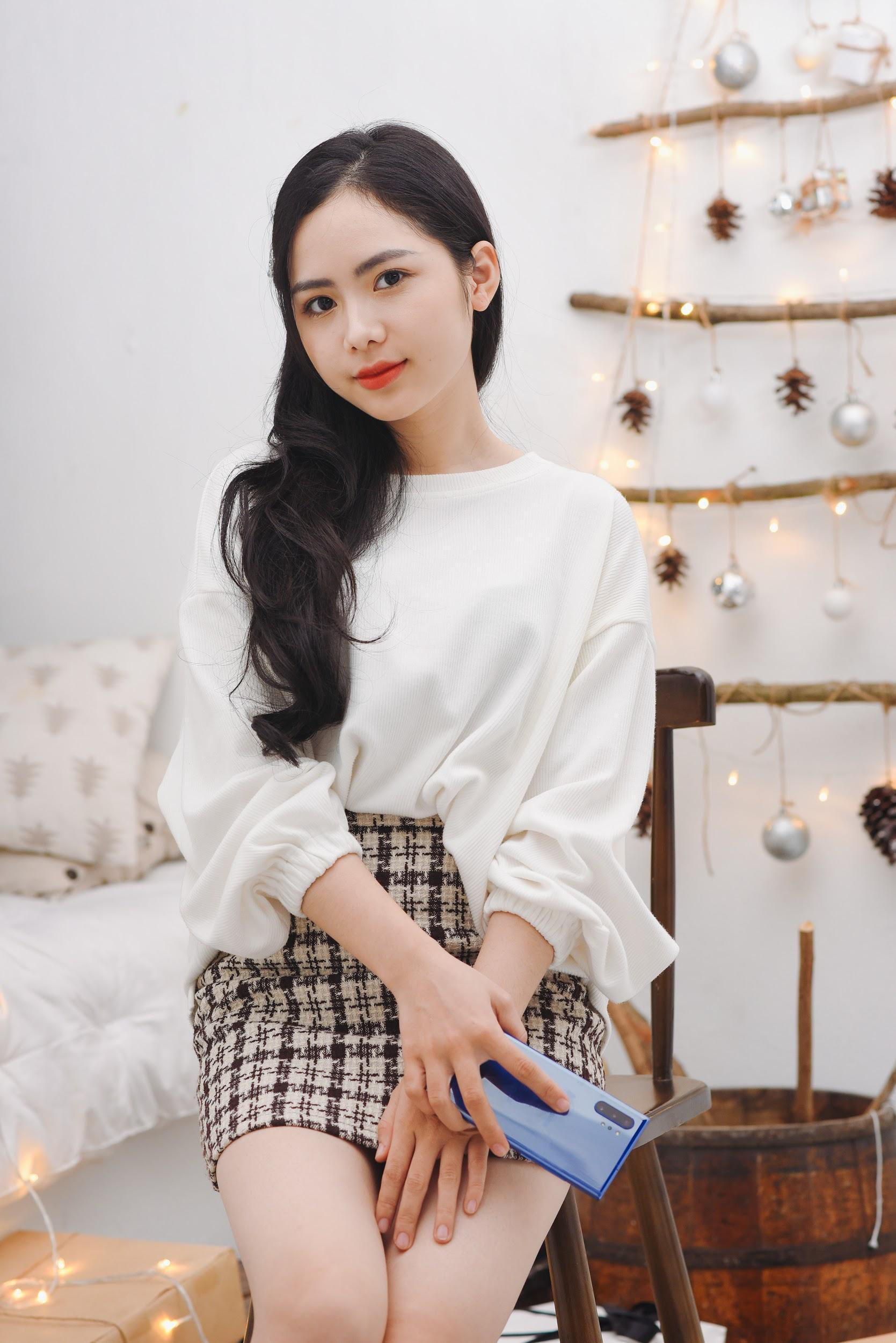 Tạm quên sắc đỏ đen huyền thoại, hãy chiếm spotlight tiệc tất niên năm nay bằng màu xanh cổ điển - Ảnh 6.