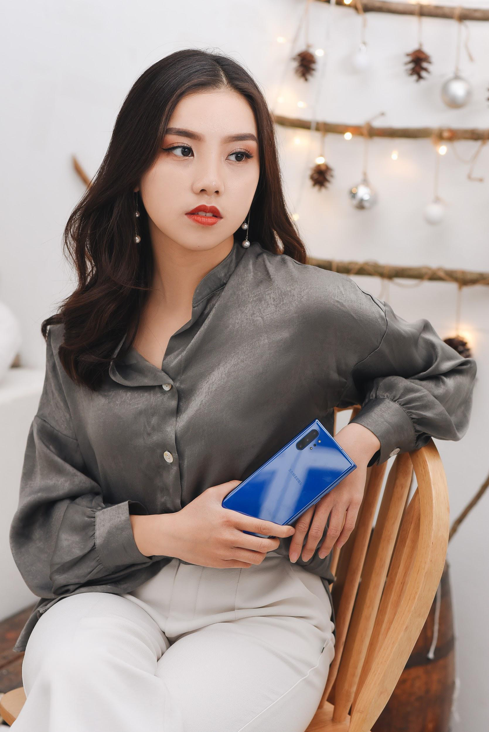 Tạm quên sắc đỏ đen huyền thoại, hãy chiếm spotlight tiệc tất niên năm nay bằng màu xanh cổ điển - Ảnh 7.