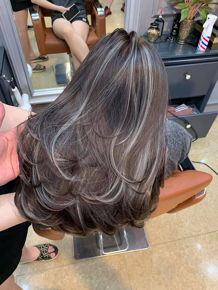 Có một chút mơ ước trong tầm tay với giá thành phải chăng tại Hair Salo. Với dịch vụ nhuộm tóc chuyên nghiệp, chất lượng đảm bảo, màu sắc đa dạng, cùng với giá cả rất hợp lý, Hair Salo sẽ làm bạn hài lòng và tự tin hơn với mái tóc mới của mình. Hãy xem ảnh và trải nghiệm ngay!