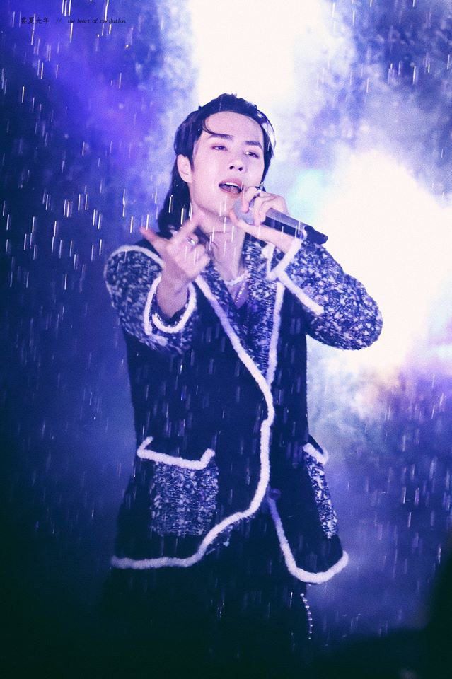 Vương Nhất Bác cưỡi mô tô nhảy dưới mưa, đẹp trai đến mức vừa xuất hiện sân khấu đã muốn vỡ tung - Ảnh 5.