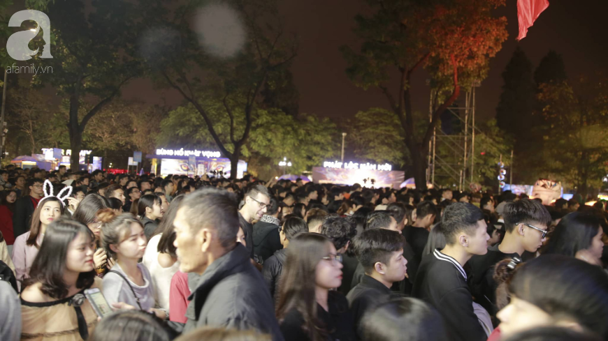 Hàng ngàn người đổ ra đường tham dự đêm tiệc cuối năm và chào đón năm mới 2020 - Ảnh 4.