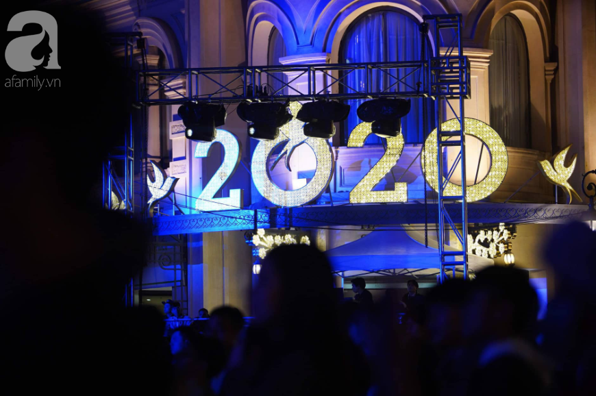 Hàng ngàn người đổ ra đường tham dự đêm tiệc cuối năm và chào đón năm mới 2020 - Ảnh 2.