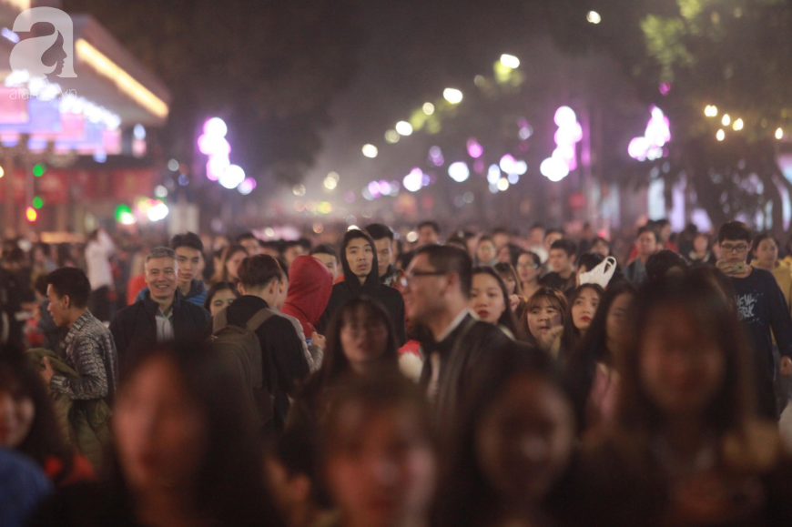 Hà Nội: Choáng ngợp biển người trên phố đi bộ chờ đón Countdown 2020 - Ảnh 1.