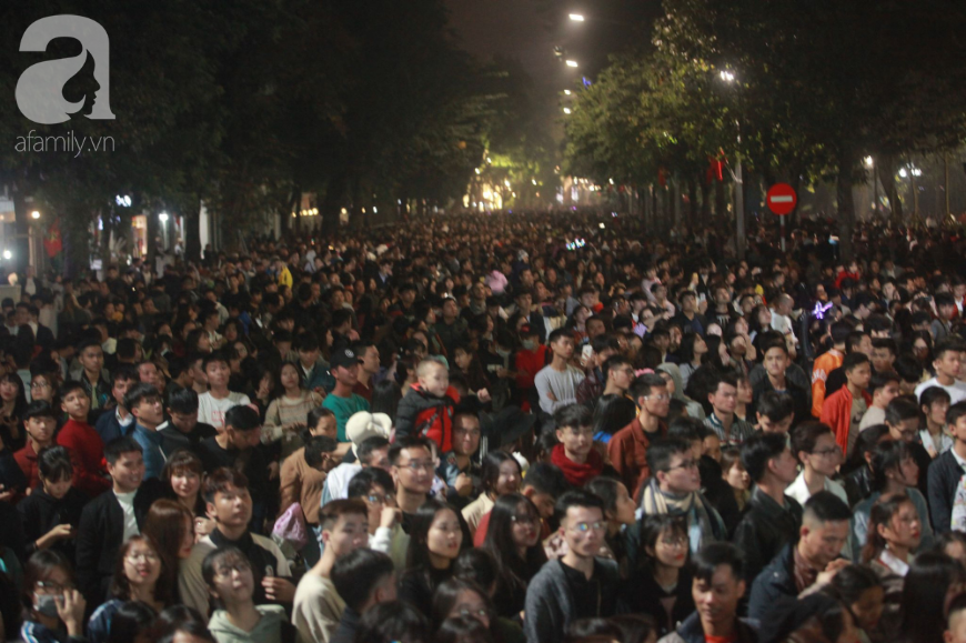 Hà Nội: Choáng ngợp biển người trên phố đi bộ chờ đón Countdown 2020 - Ảnh 5.