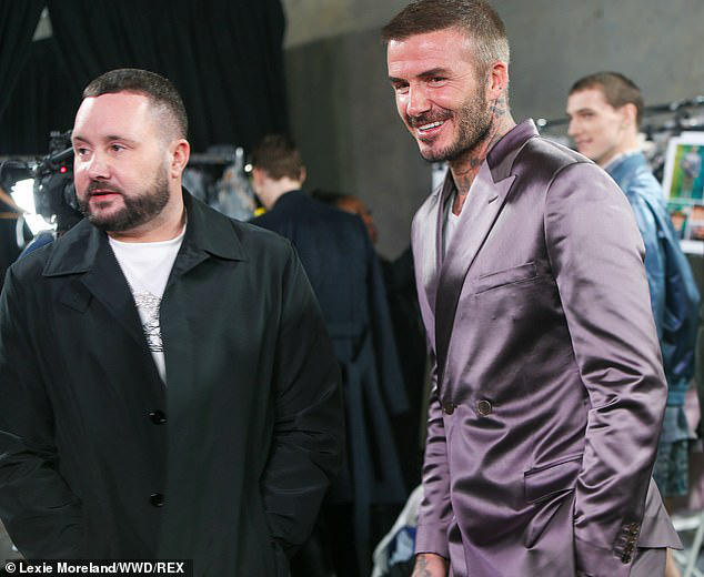 Giữa lúc thương hiệu của vợ làm ăn khó khăn, David Beckham chiếm trọn spotlight với bộ suit bóng bẩy chất chơi như trai tân - Ảnh 5.