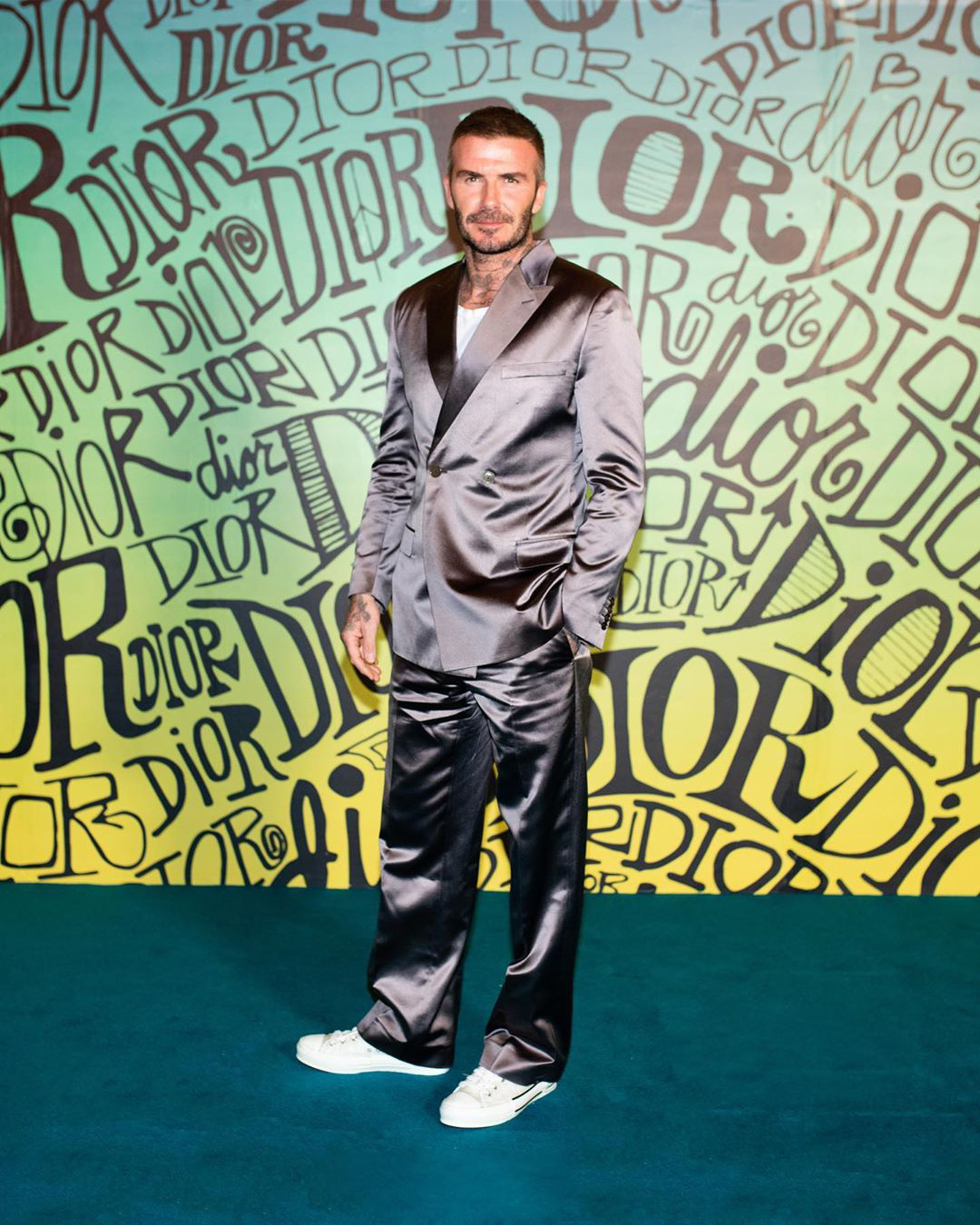 Giữa lúc thương hiệu của vợ làm ăn khó khăn, David Beckham chiếm trọn spotlight với bộ suit bóng bẩy chất chơi như trai tân - Ảnh 1.