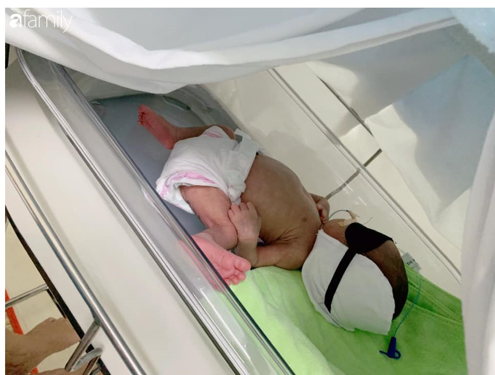 Mẹ 9x kể về h&agrave;nh tr&igrave;nh l&agrave;m mẹ đầy nước mắt: Con bị sinh non v&agrave; 2 lần nguy kịch v&igrave; sặc sữa, phải ra v&agrave;o viện nhiều như cơm bữa - Ảnh 2.